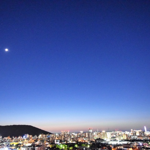月と金星の接近と夜景