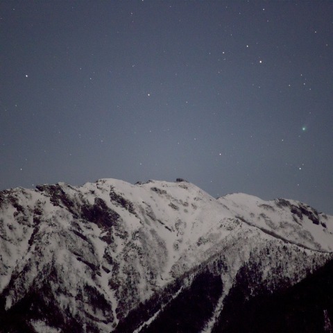 冬の山と彗星