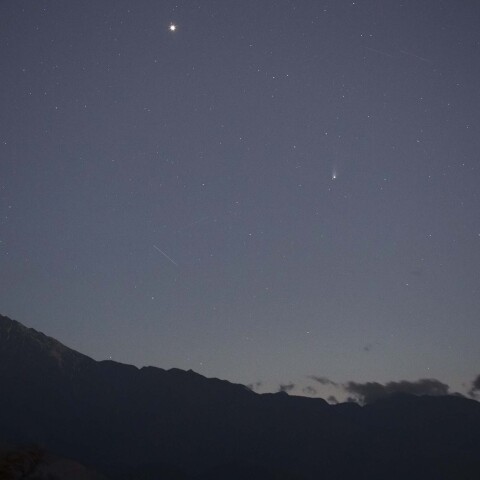 甲斐駒ヶ岳と彗星
