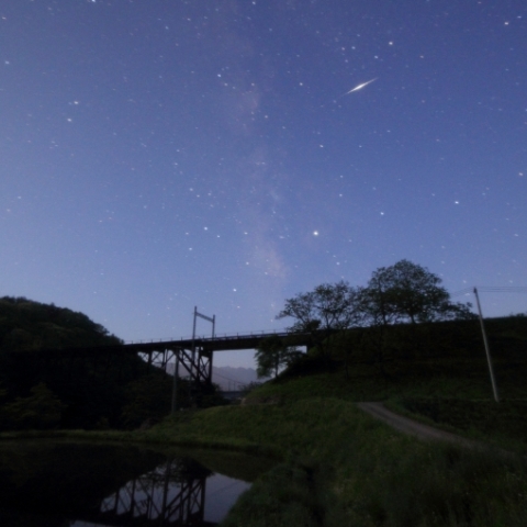 天の川と人工衛星フレア
