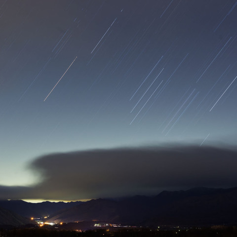 雲から上がるオリオン座