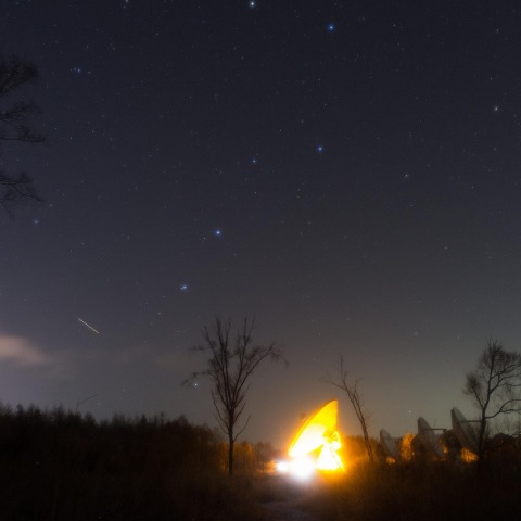 電波望遠鏡と北斗七星
