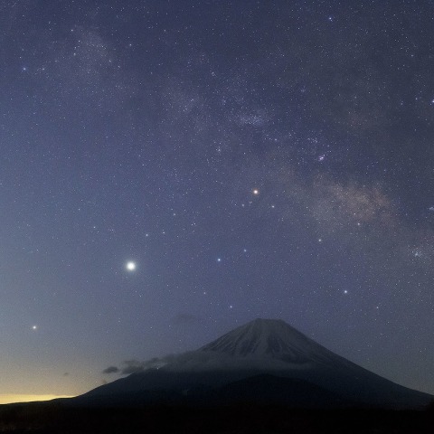 富士山と明け方の天の川