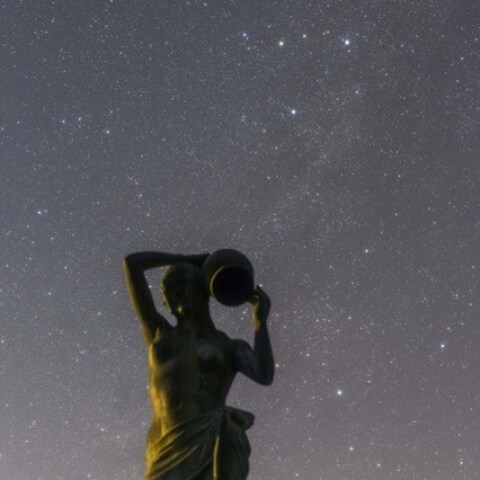 カシオペヤ座と銅像