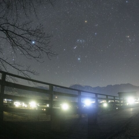 西へ傾く冬の星々