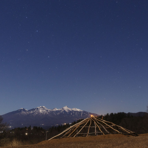 月夜の八ヶ岳と星空