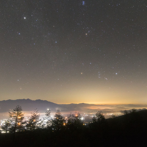 眼下に広がる町並みと星空