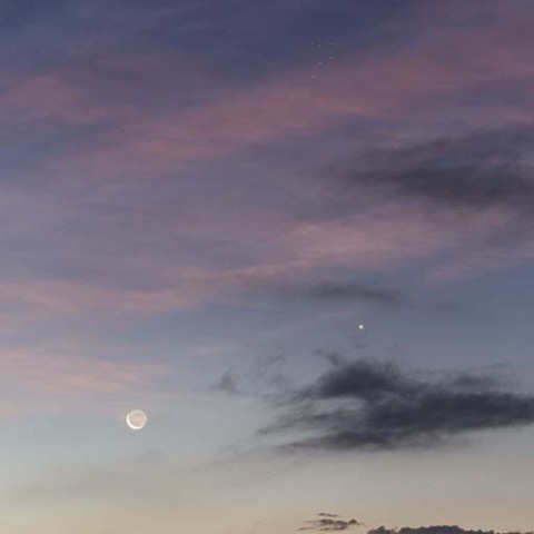 明け方の月と金星とすばる