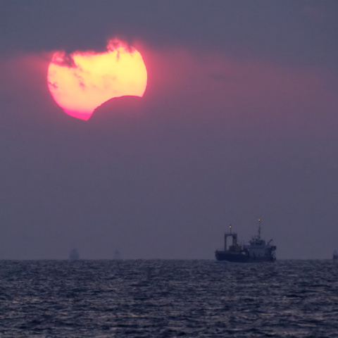部分日食の夕陽