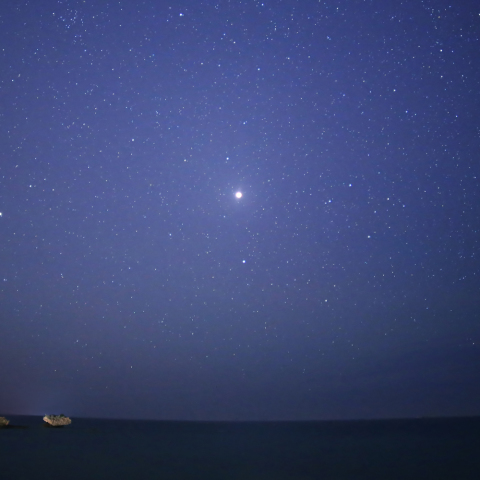 皆既食中の星空