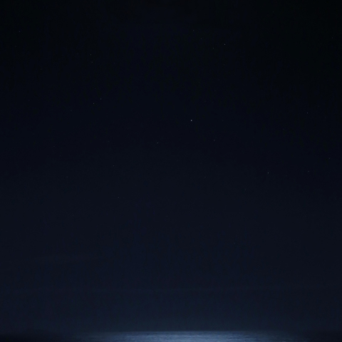 海に映る月食の光