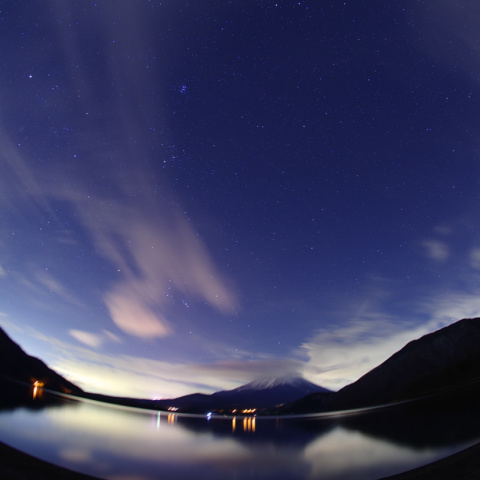 逆さ富士の見える冬の星空