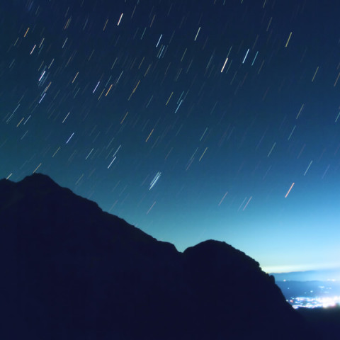 昇るペルセウス座と甲斐駒ケ岳