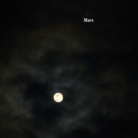 雲間の火星と満月