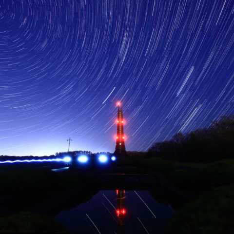 空と水面の光跡