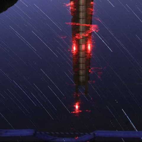 水面の光跡と滲みは赤ヘルの悔し涙？