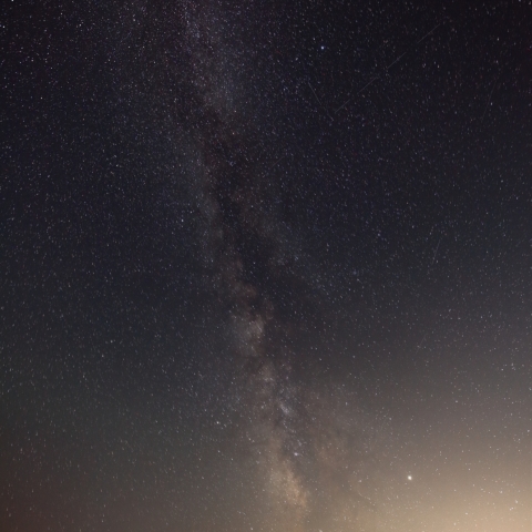 丘陵に立ち上がる天の川