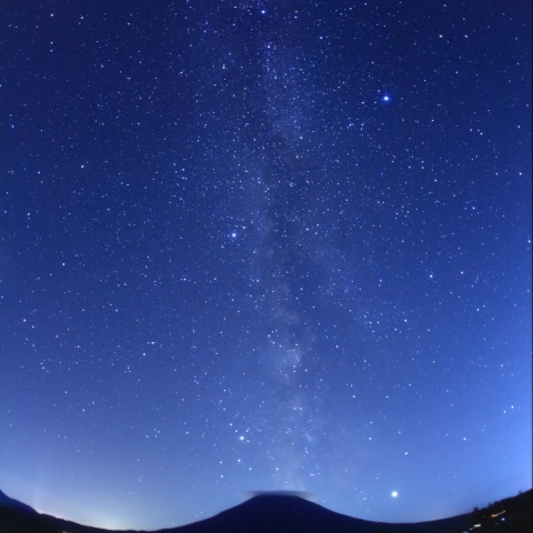 蝦夷富士に立上る天の川