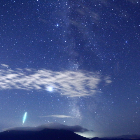 雲を冠した樽前山・風不死岳に落ちるようなペルセウス流星群
