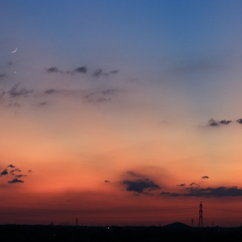夕陽と細い月と金星
