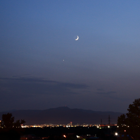 細い月と金星の合