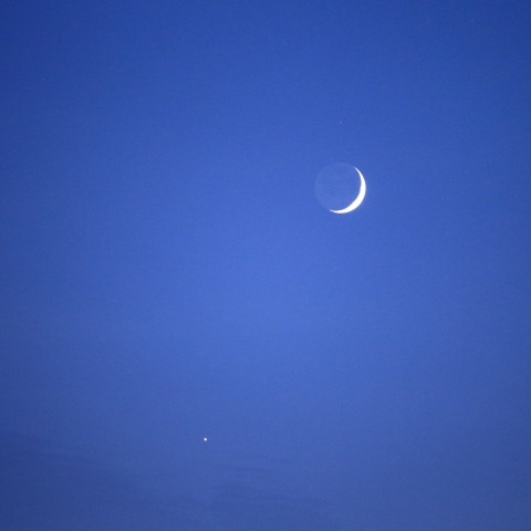 細い月と金星の合
