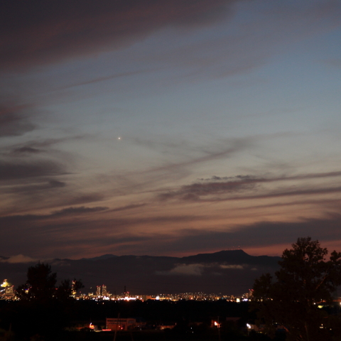 金星と街灯り