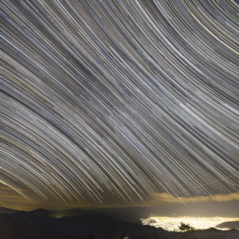 比較明合成した冬の星座の軌跡写真