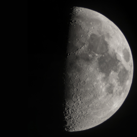 誕生日の上弦の月