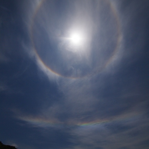 太陽にかかる虹 - 日暈、環水平アーク