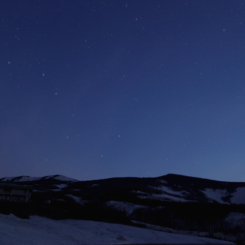 明け方の北斗七星と栗駒山(5/18)
