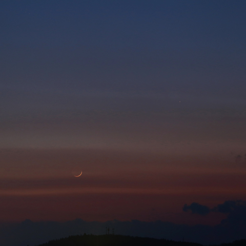 夕刻の月齢1.3の月と水星