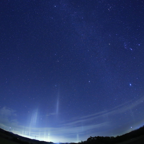 多数の光柱と星空！