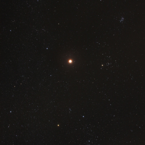 冬の星座と浮かぶ皆既中の月