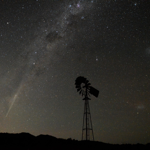 ラヴジョイ彗星（C/2011 W3）と大小マゼラン星雲