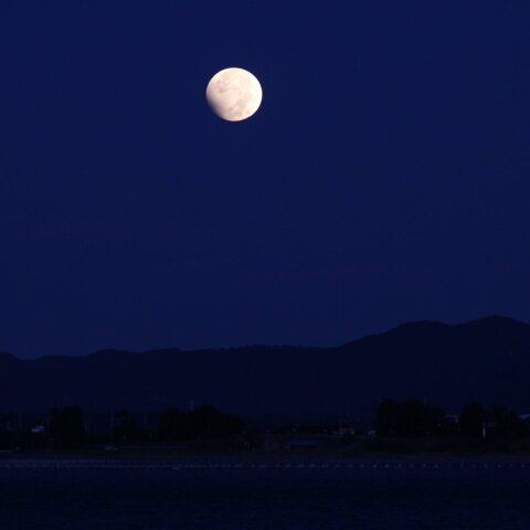 欠け終わりの月と浜名湖