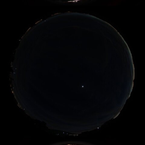 移動する月の影