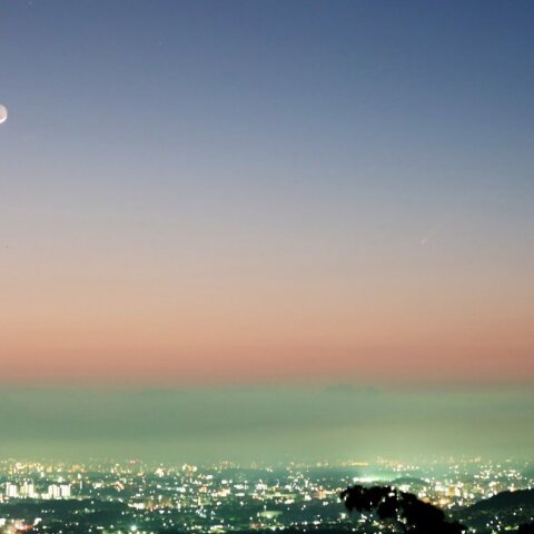 福岡市の夜景と月＆ツーチンシャン・アトラス彗星