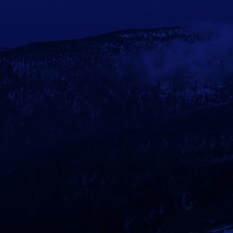 万座温泉と薄暗い月