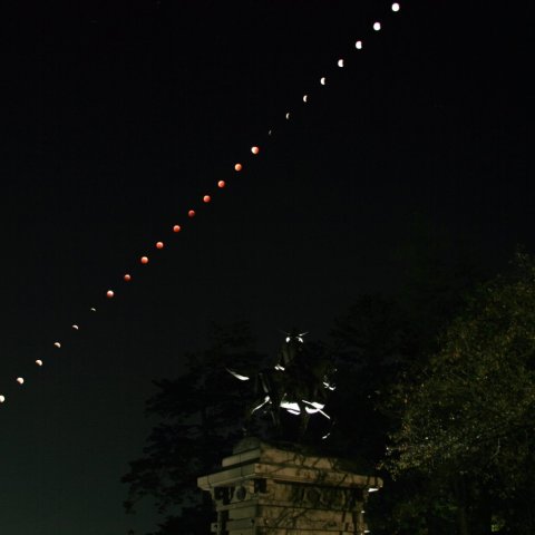 政宗像にかかる赤い月