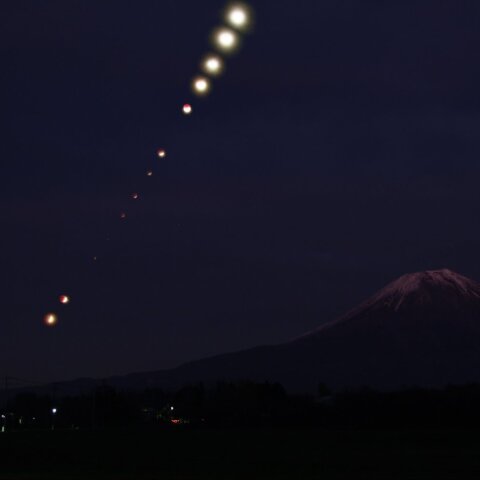 駆け上る赤い月