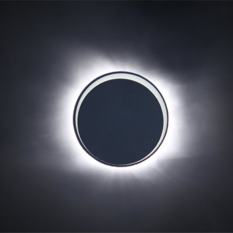 皆既日食と金環日食の合成