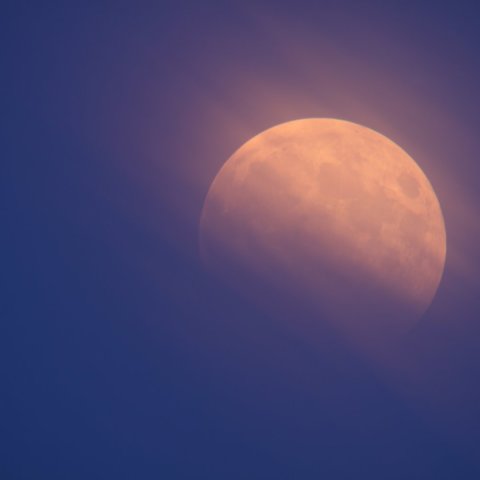 青空の欠けた月