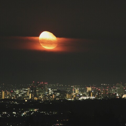仙台市の夜景と月