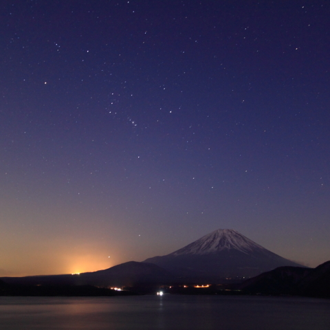 残照富士にオリオン煌く