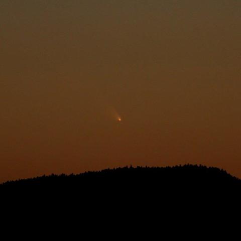 淡路島に沈みゆくパンスターズ彗星（C/2011 L4）