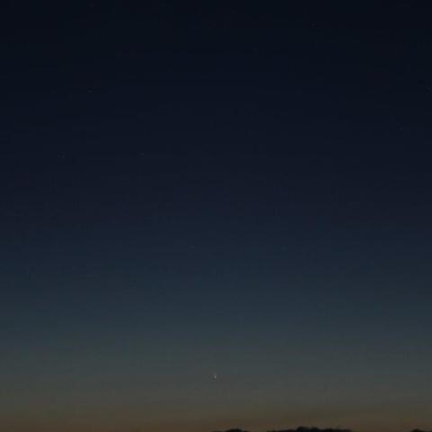 パンスターズ彗星と三日月の共演