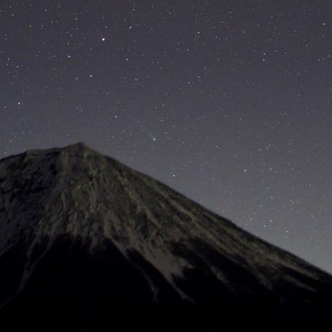 １２／３０未明　ラブジョイ彗星（Ｃ／２０１３ Ｒ１）と富士山