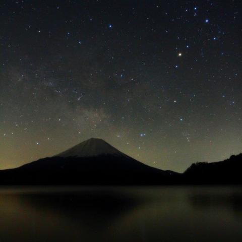 ４／７未明　富士山と天の川・さそり座＠精進湖