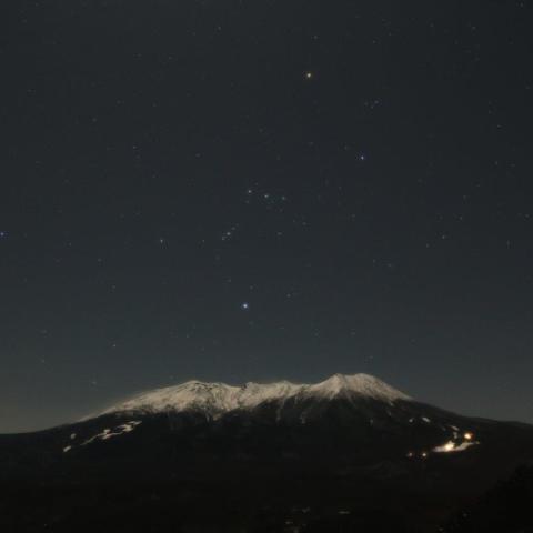 １２／１０未明　月下の御嶽山とオリオン座